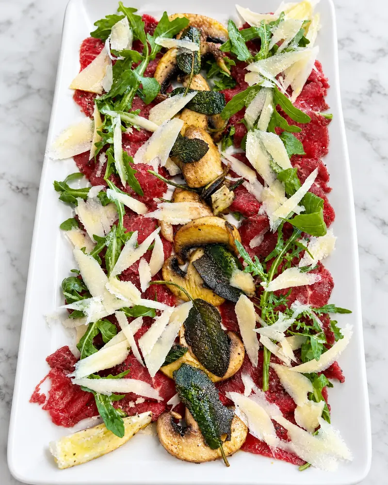 Carpaccio mit Rucola und Parmesan