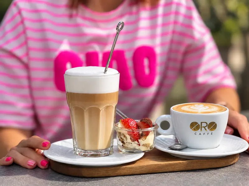 Latte Macchiato, Cappuccino und Tiramisu mit Erdbeeren